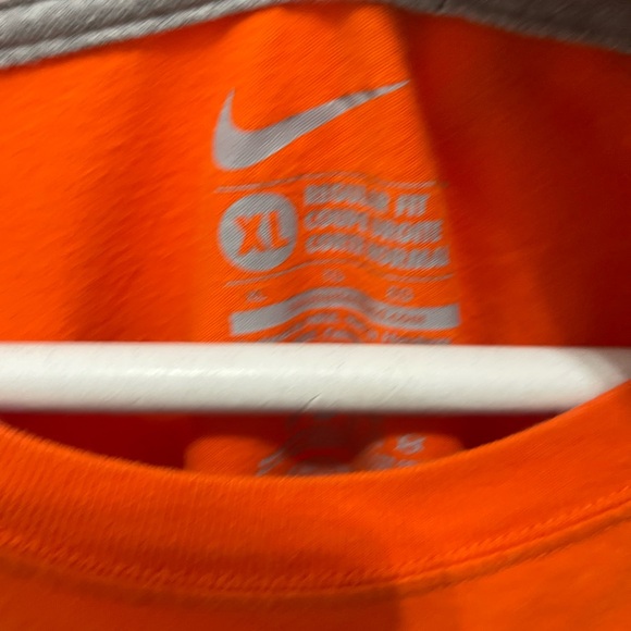 Nike 
Long sleeve t shirt regular fit 
Orange
XLarge 
Pullover 
Great condition - Picture 7 of 13